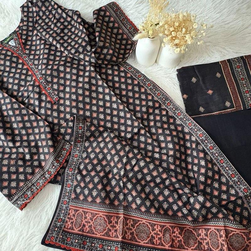 Bin Saeed Black Floral Khaddar Suit - 3 Piece Printed Womenswear Traditional Asian Kameez Trouser Shawl Set with Bell Sleeves & Lace Details for Summer